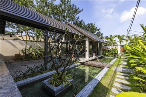 Ấn tượng ngôi nhà mái ngói phẳng ngập tràn màu xanh ở ngoại ô Hà Nội