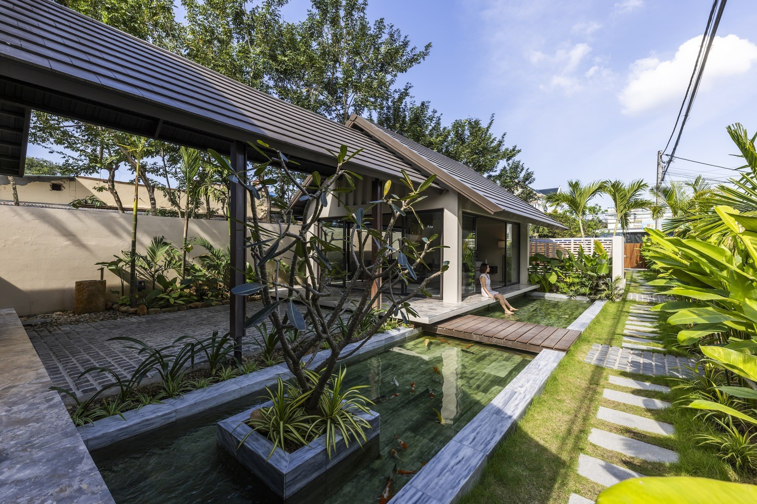 Ấn tượng ngôi nhà mái ngói phẳng ngập tràn màu xanh ở ngoại ô Hà Nội