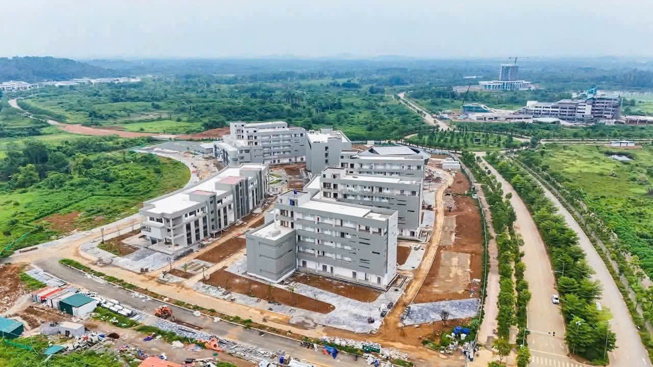 Gạch đỏ cho dự án Đại học Quốc gia Hà Nội
